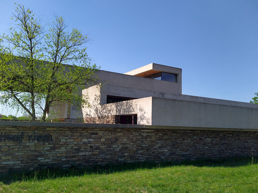 Energetische Flachdachsanierung mit PV-Anlage Aussegnungshalle Friedhof Riem – Neuer Teil in München